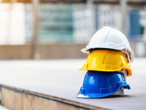 BHP w modelu hybrydowym – co się zmienia dla pracodawców w 2025 roku?